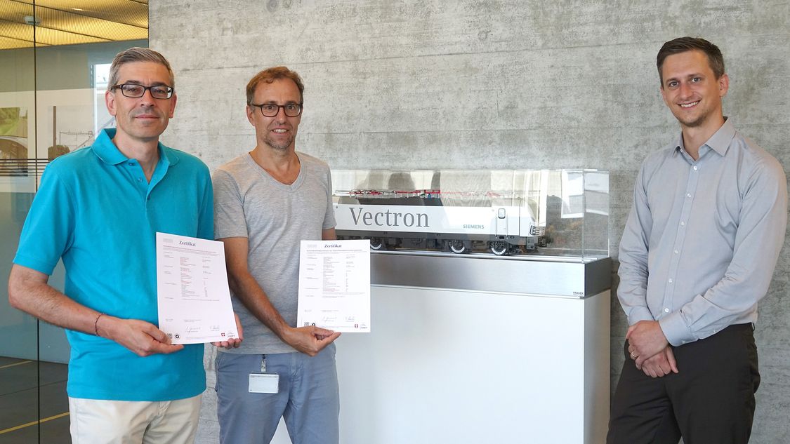Zertifikats-Übergabe am 22. Juli 2022 bei der Siemens Mobility AG in Wallisellen (v.l.n.r.: Andreas Kopp, SMO CS, ECM I +II; Marcel Meury SMO CS RS, ECM III + IV; Sven Dornfeld, SQS Lead Auditor) 