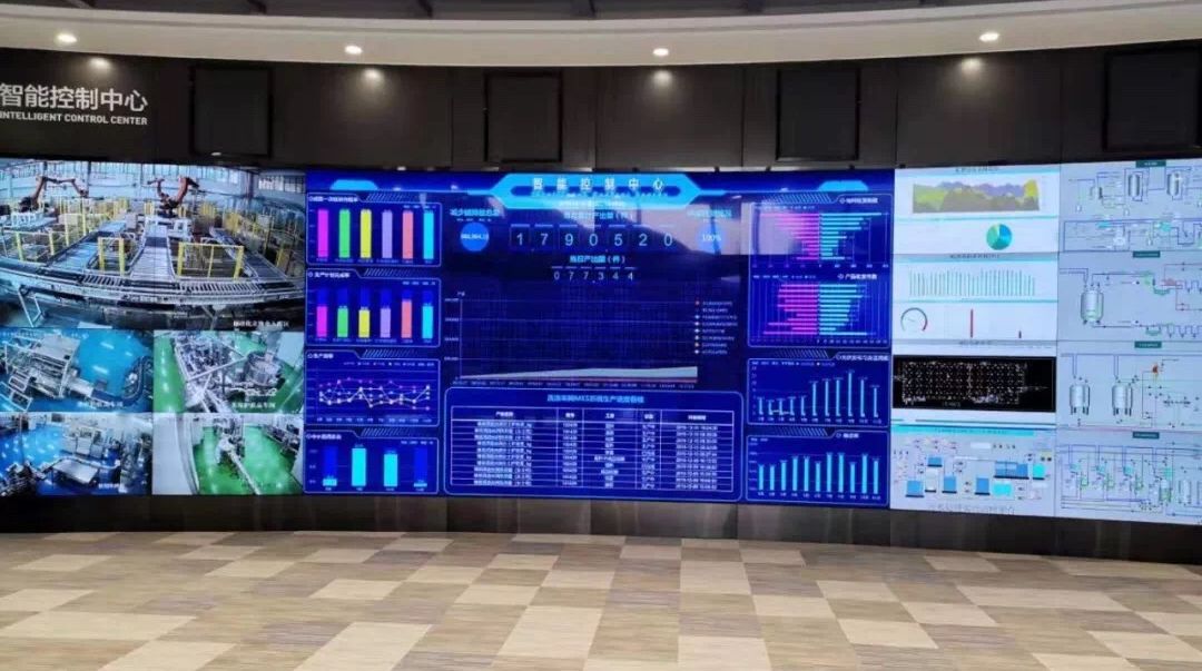 访客可以在数字化日化车间的展厅内了解车间的运行情况。