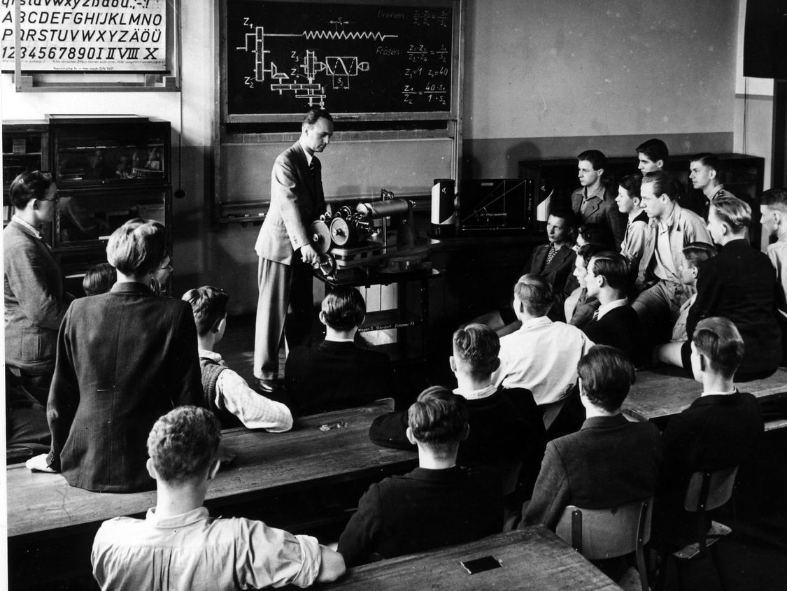 Auszubildende beim theoretischen Unterricht in der Werkberufsschule, 1920