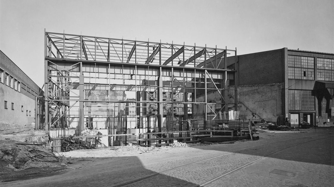 In 1969, Siemens and AEG pooled their power plant activities in the company called Kraftwerkunion (KWU), and the AEG turbine factory became KWU’s Berlin factory that would continue to build gas turbines in the future: to this end, the assembly hall was extended a second time, this time by 35 meters, to allow space for a test chamber where turbine rotors could be balanced and tested at overspeed