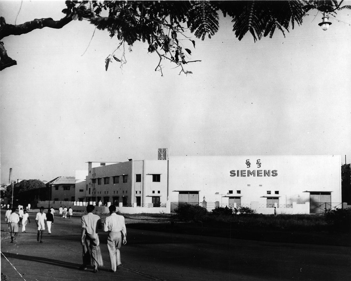 Employees gather at the end of work – The Worli production facility, 1965