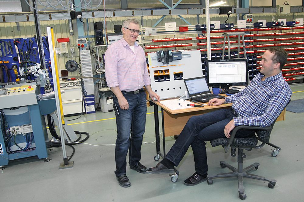 Leif Carlsson, elkonstruktör och Mr Siemens på ALO, och Mikael Johansson, plc-programmerare på ALO, med styrsystemet Simatic S7-1200, ”jävligt prisvärt”, gillar smarta och integrerade produkter som sparar pengar, plats och tid.