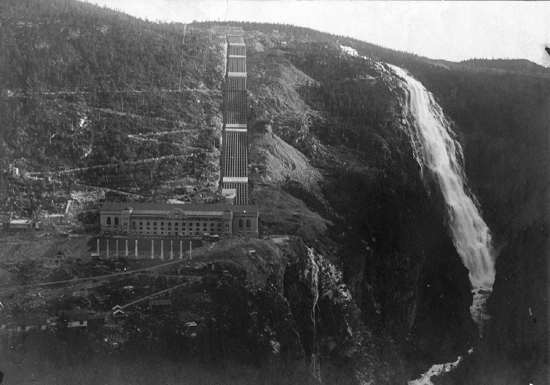 Rjukan vannkraftverk ble bygget av Norsk Hydro fra 1907-1911. Siemens leverte totalt seks generatorer, hver med en kapasitet på seks megawatt.