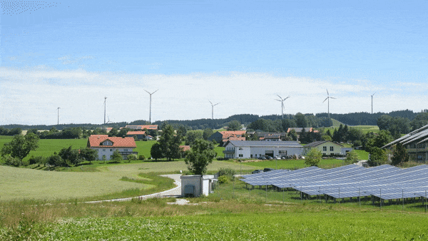 Wildpoldsried im bayerischen Allgäu mit seinen PV- und Windkraftanlagen
