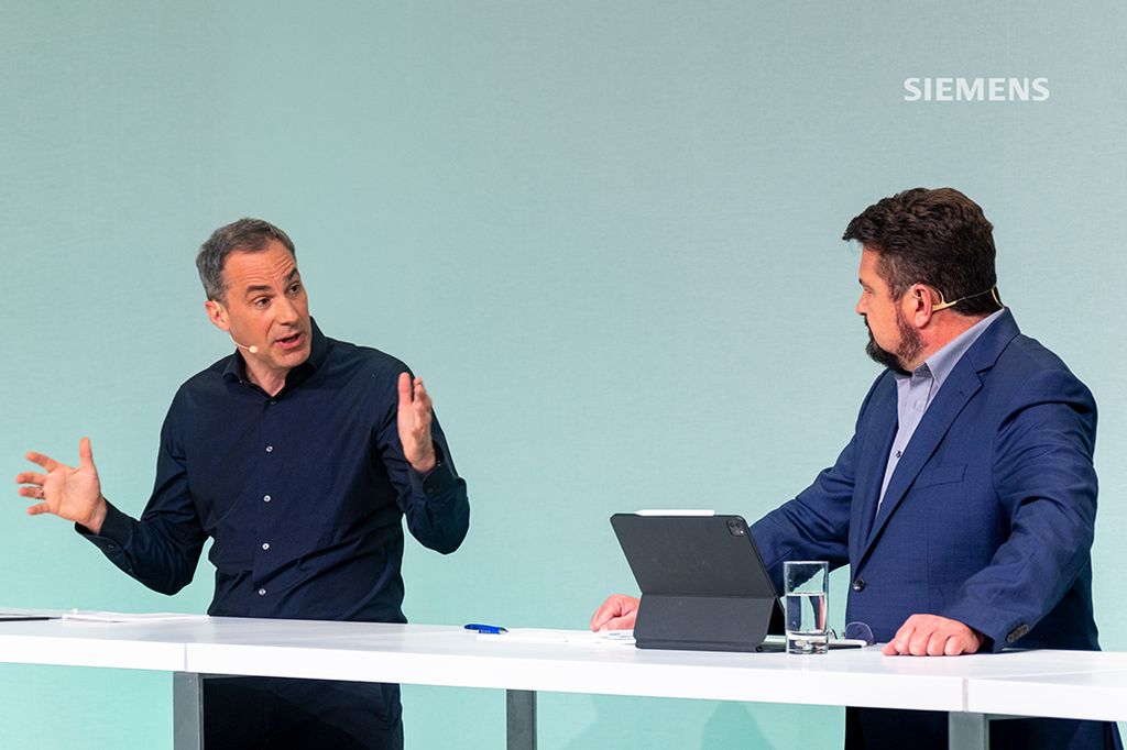 Siemens AG’s Capital Market Day on June 24, 2021: Cedrik Neike (l.), Siemens AG Managing Board member and CEO of Digital Industries, and Rudolf Basson, Chief Financial Officer of Digital Industries, answering analysts’ questions.