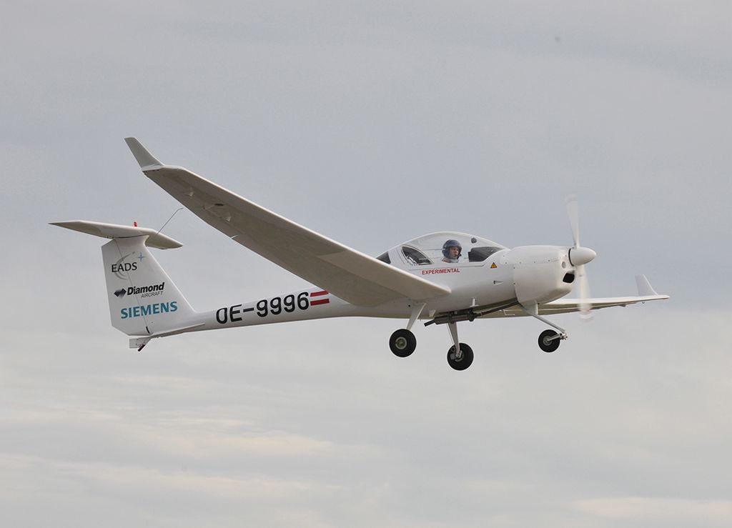 The world’s first series hybrid electric plane DA36 E-Star