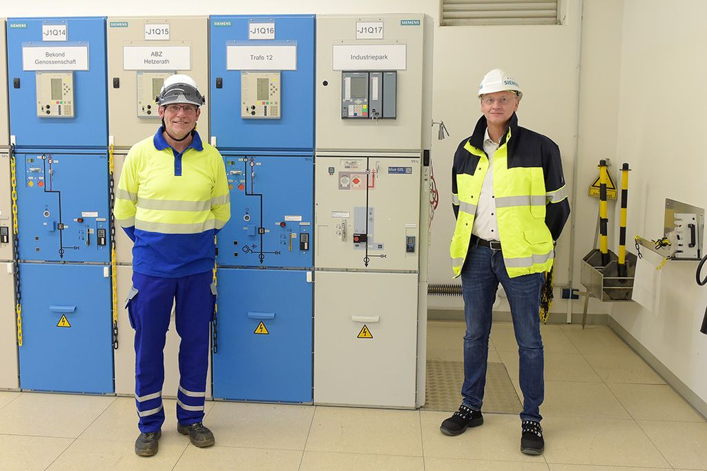 First fluorine gas-free NXPLUS C 24 circuit-breaker panel from Siemens goes into operation at E.ON subsidiary Westnetz. Stefan Küppers (left), Chief Technology Officer of Westenergie AG and formerly Managing Director for Special Technology and Digitalization at the wholly owned subsidiary Westnetz GmbH and Stephan May (right), CEO of the Distribution Systems Business Unit at Siemens Smart Infrastructure at the Bekond substation in the German state of Rhineland-Palatinate.