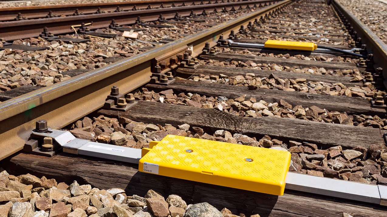 Zugsschiene mit Balise Siemens Mobility Balise