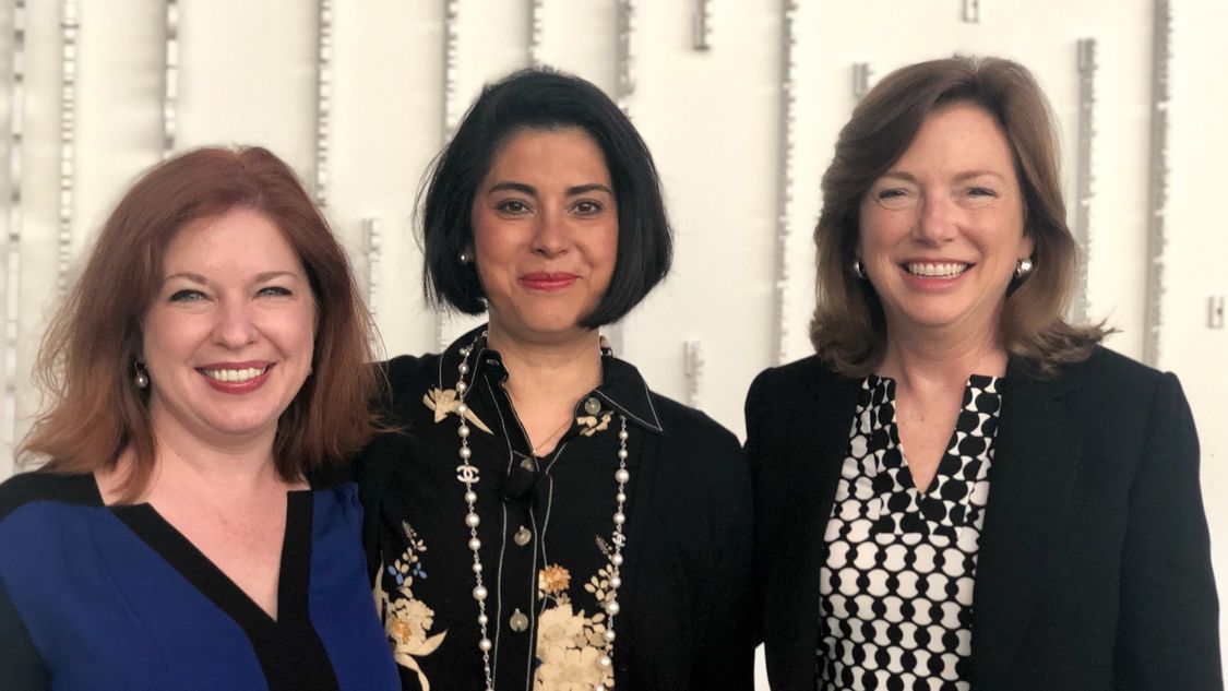 Siemens Chief Cybersecurity Officer Natalia Oropeza in Chicago (Mitte, hier mit Siemens US CEO Barbara Humpton (rechts) und Joanna Burkey, Leiterin der Siemens Global Cybersecurity Defense Services).