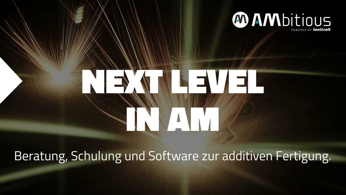 Logo und Claim der Firma AMbitious: "Next level in AM, Beratung, Schulung, und Software zur additiven Fertigung"