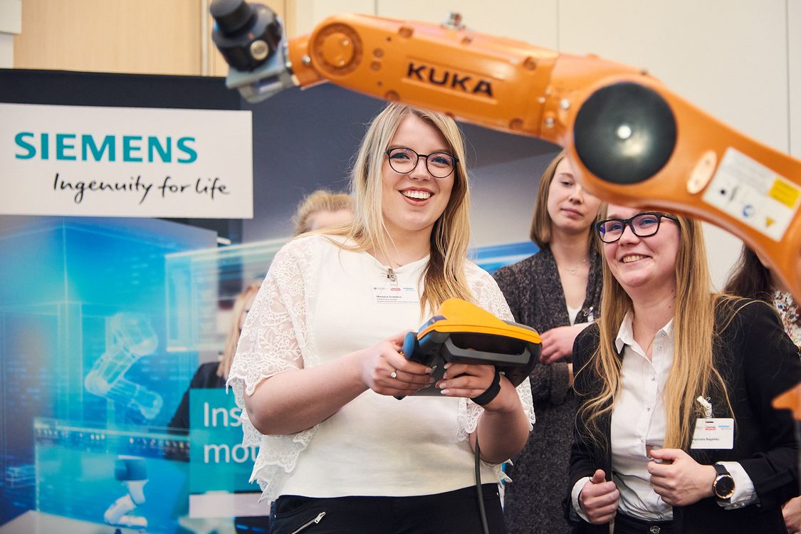 Warsztaty w ramach programu są prowadzone przez ekspertów Siemensa, jak i firm partnerskich, takich jak KUKA