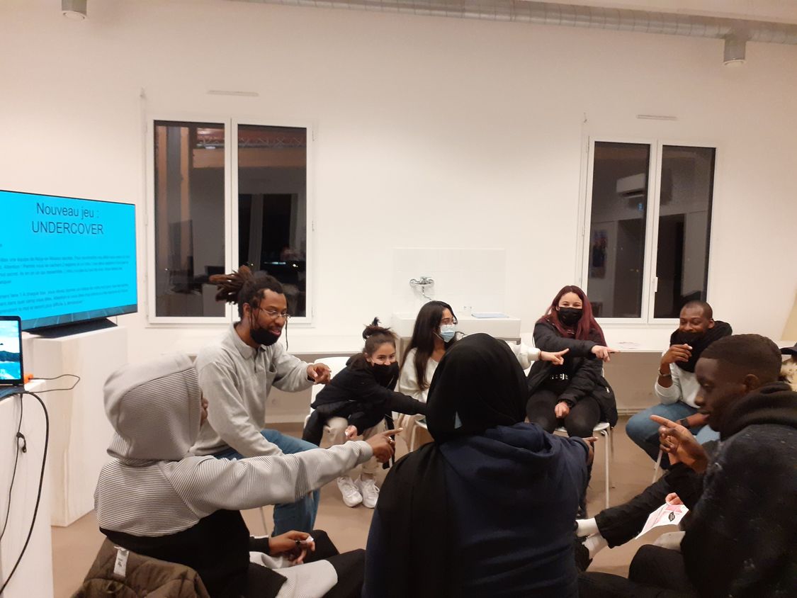 Groupe d'adolescents lors d'un atelier avec l'artiste Seumboy