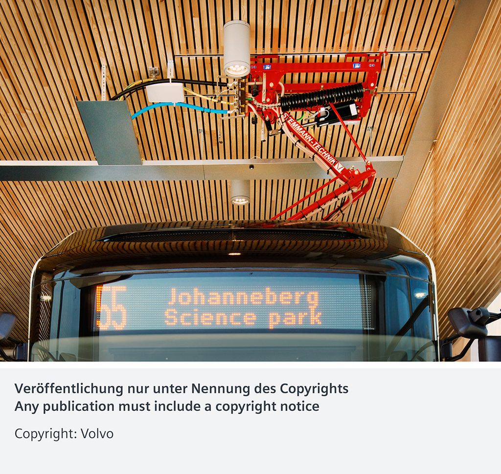 Im Bild: Der vollelektrische Bus an der Ladestation im Gebäude des Campus Johanneberg des Chalmers Forschungsparks.