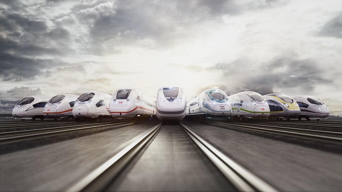 Bild aller Siemens Mobility Hochgeschwindigkeits in Frontalansicht, die nebeneinander auf Gleisen vor einem wolkigen Himmel stehen.