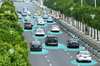  Imagem de carros em uma rua com filtros azuis representando a aplicação de conectividade inteligente