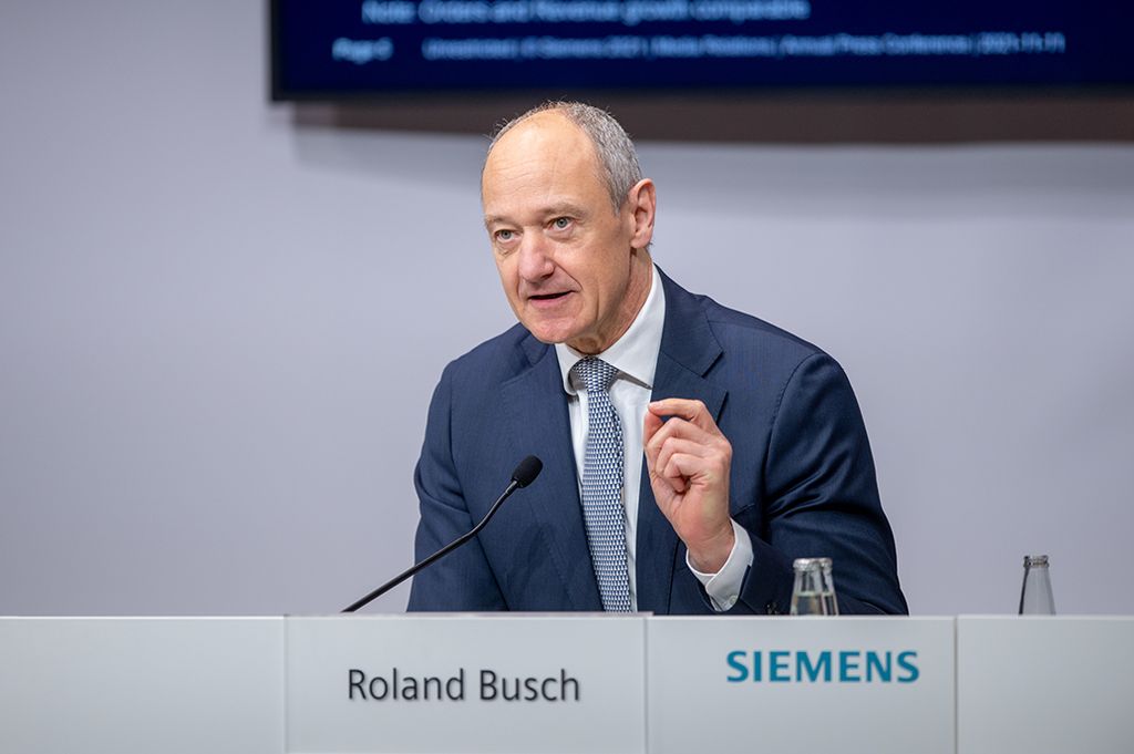 Siemens AG’s Annual Press Conference on November 11, 2021: Roland Busch, President and CEO of Siemens AG, explaining the financial figures for fiscal 2021 during his speech.