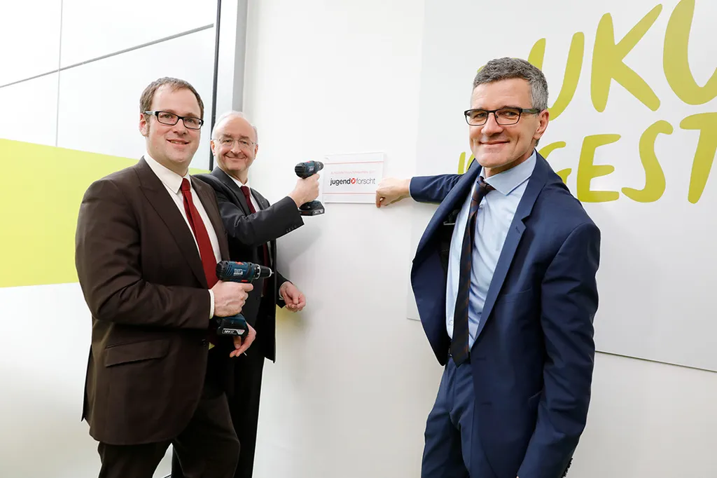 Anbringung der "Jugend forscht"-Plakette im Siemens-Besucherzentrum Erlangen
