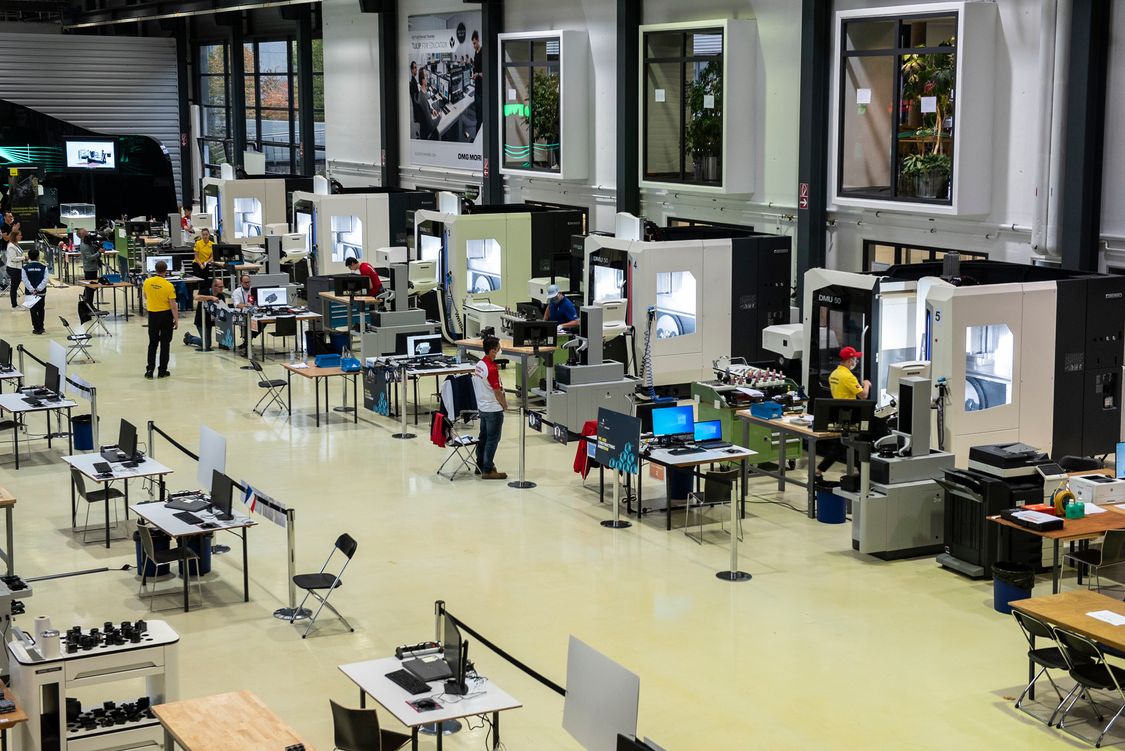 Eine Reihe von Arbeitsplätzen mit Fräsmaschinen, Foto aus der Maschinenhalle der DMG Mori Academy in Leonberg 