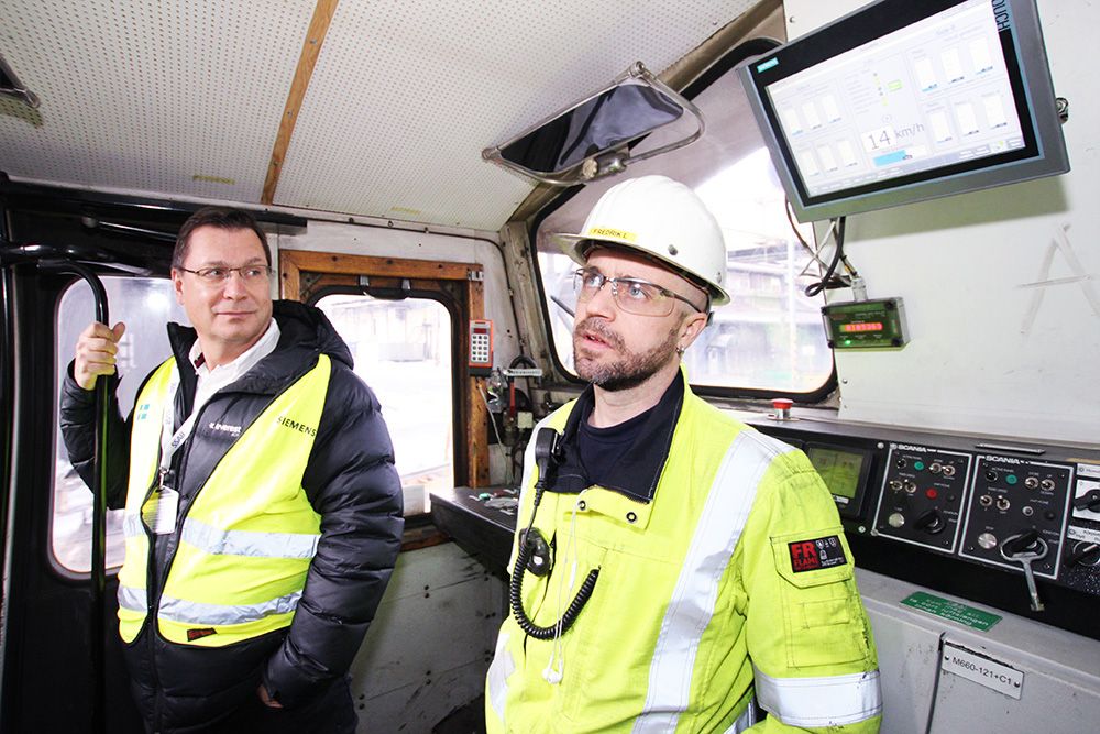 Kent Åkerlund, kundansvarig och Solution Partner-ansvarig på Siemens, och Fredrik Larsson, chef för Lok & Spår på SSAB, i loket på väg in till masugnen. 