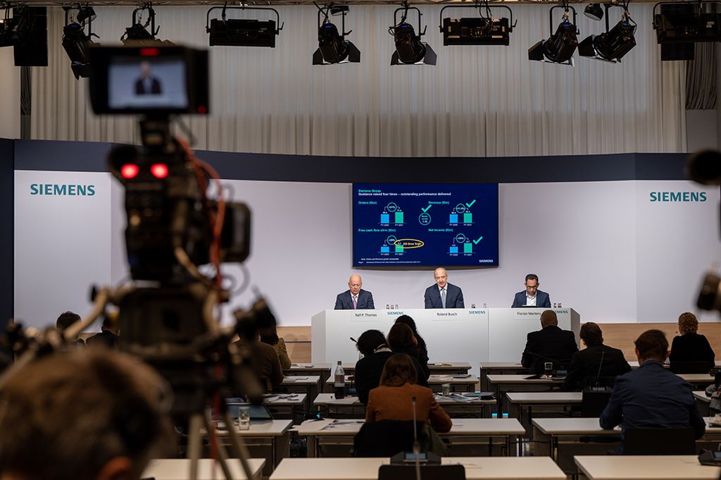 Siemens AG’s Annual Press Conference on November 11, 2021: Chief Financial Officer Ralf P. Thomas, President and CEO Roland Busch, and Head of Global Media Relations & Executive Communications Florian Martens on stage at Siemens headquarters in Munich during the hybrid event (from left to right).