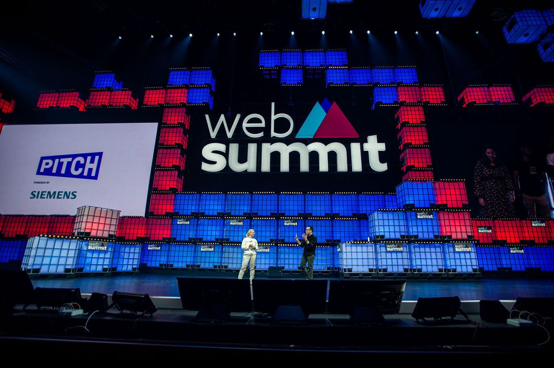 CIO Hanna Hennig at Centre Stage of Web Summit presenting the winner of the PITCH competition