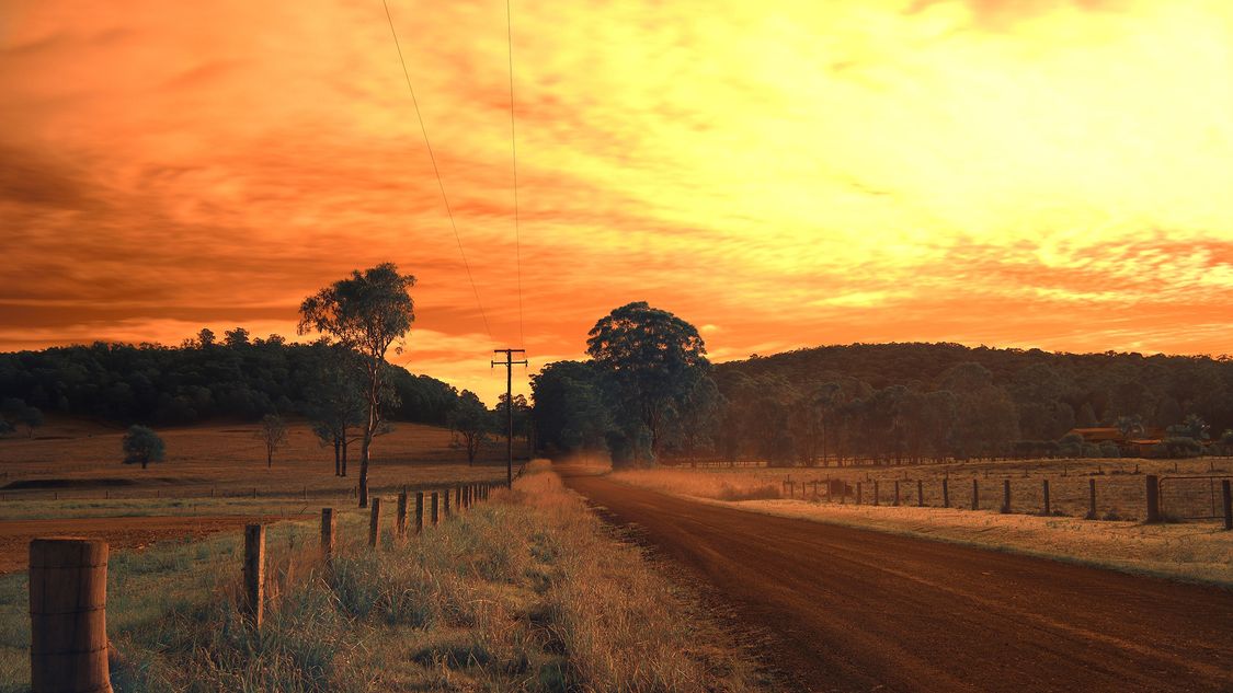Landstrasse mit Stromleitung in Australien