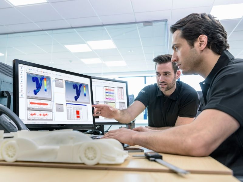 Team dat een 3D-model op het scherm analyseert