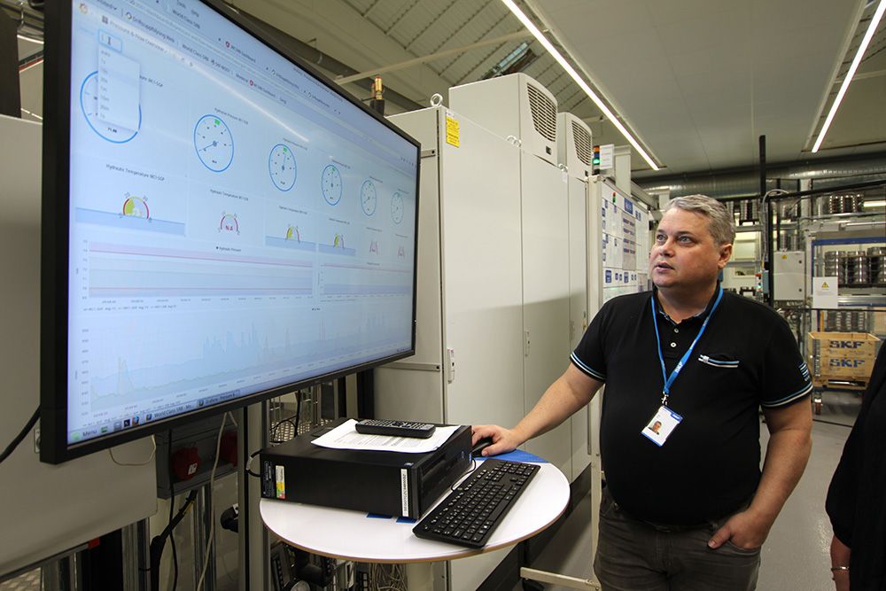 Alla maskiner och utrustningar är uppkopplade och mängder av data fås ut som hjälper SKF att optimera produktionen och göra smarta underhållsinsatser i tid. För varje bearbetande maskin sparas 100 parametrar där SKF kan följa cykeltider med mera.