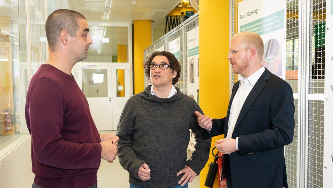 Dirk Hartmann (links) im Gespräch mit Kollegen von Siemens Corporate Technology. 