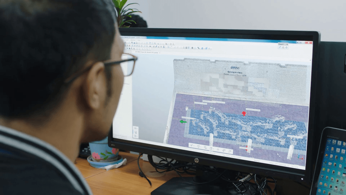 Ein Experte prüft ein 3D-Model eines Betriebszentrums im Computer