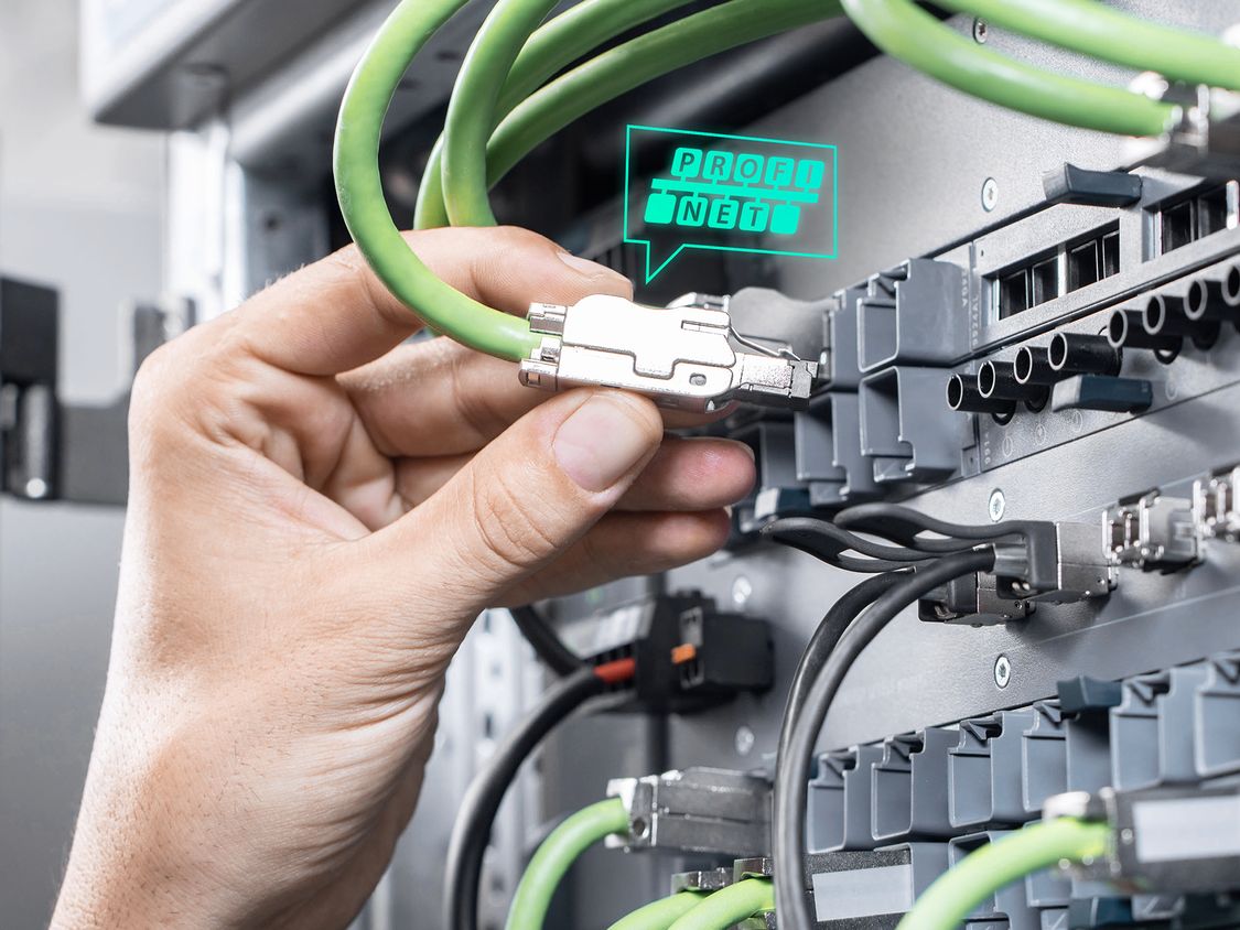 PROFINET-compatible device and PROFINET cables with connectors