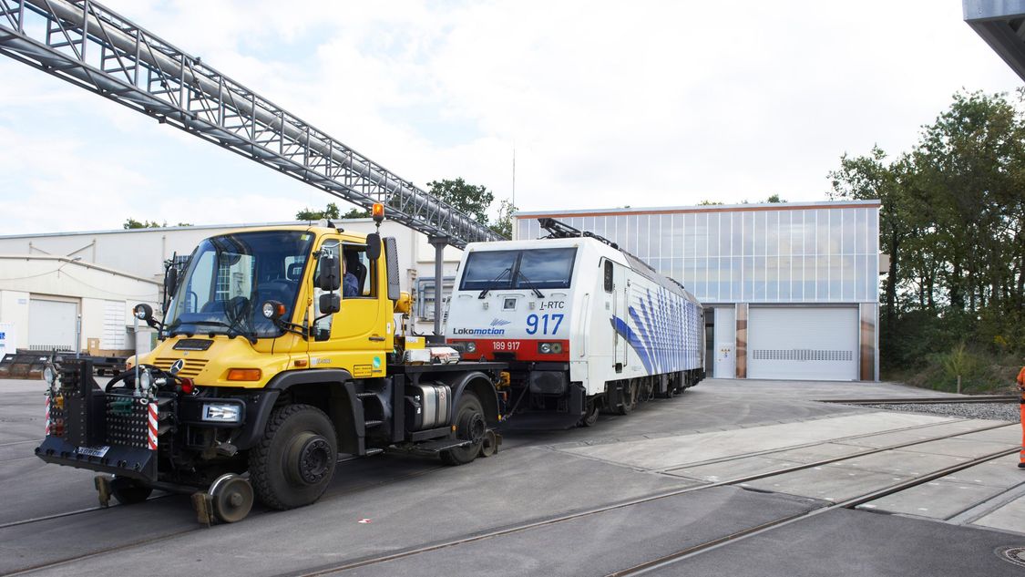 Shunting unit with locomotive at the Rail Service Center Munich-Allach