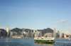 imagem do porto de hong kong com um barco a sua frente