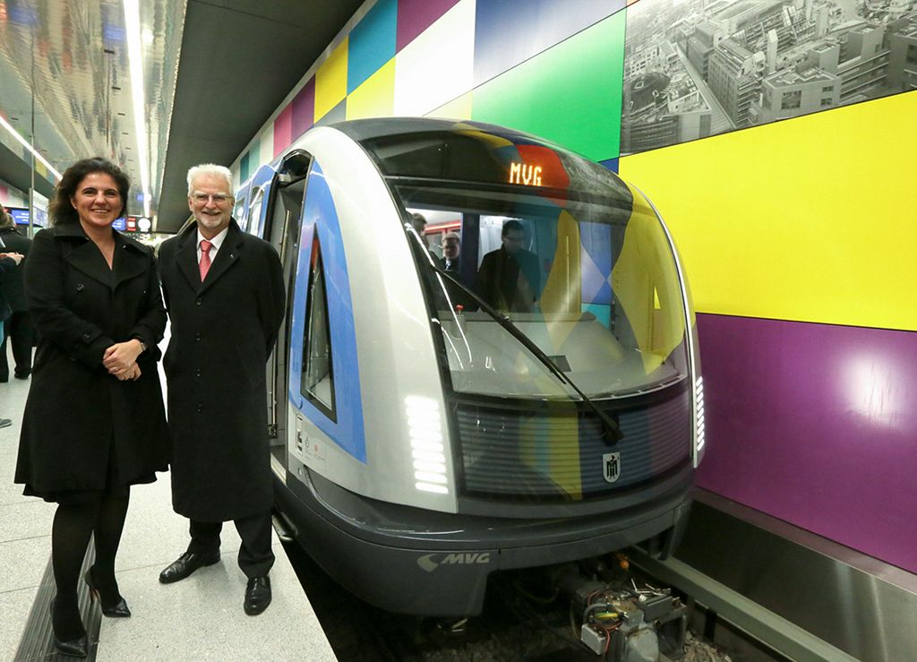Public unveiling of first Munich C2 metro train