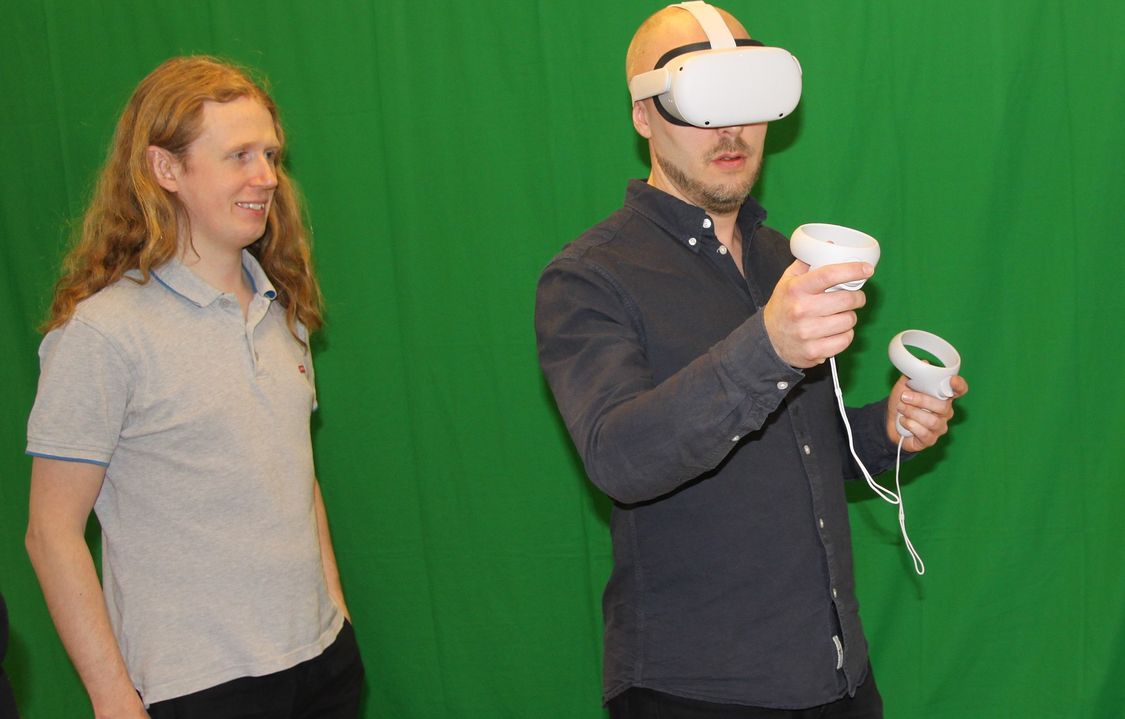 Felix Bärring, utvecklare, och Marcus Windestad, projektchef, i VR-studion på Virtual Training Solutions kontor mitt inne i Göteborg där ytterligare fyra utvecklare och tolv visualiseringsingenjörer arbetar. 