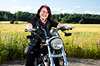 Merja Salovaara ja Harley-Davidson-moottoripyörä