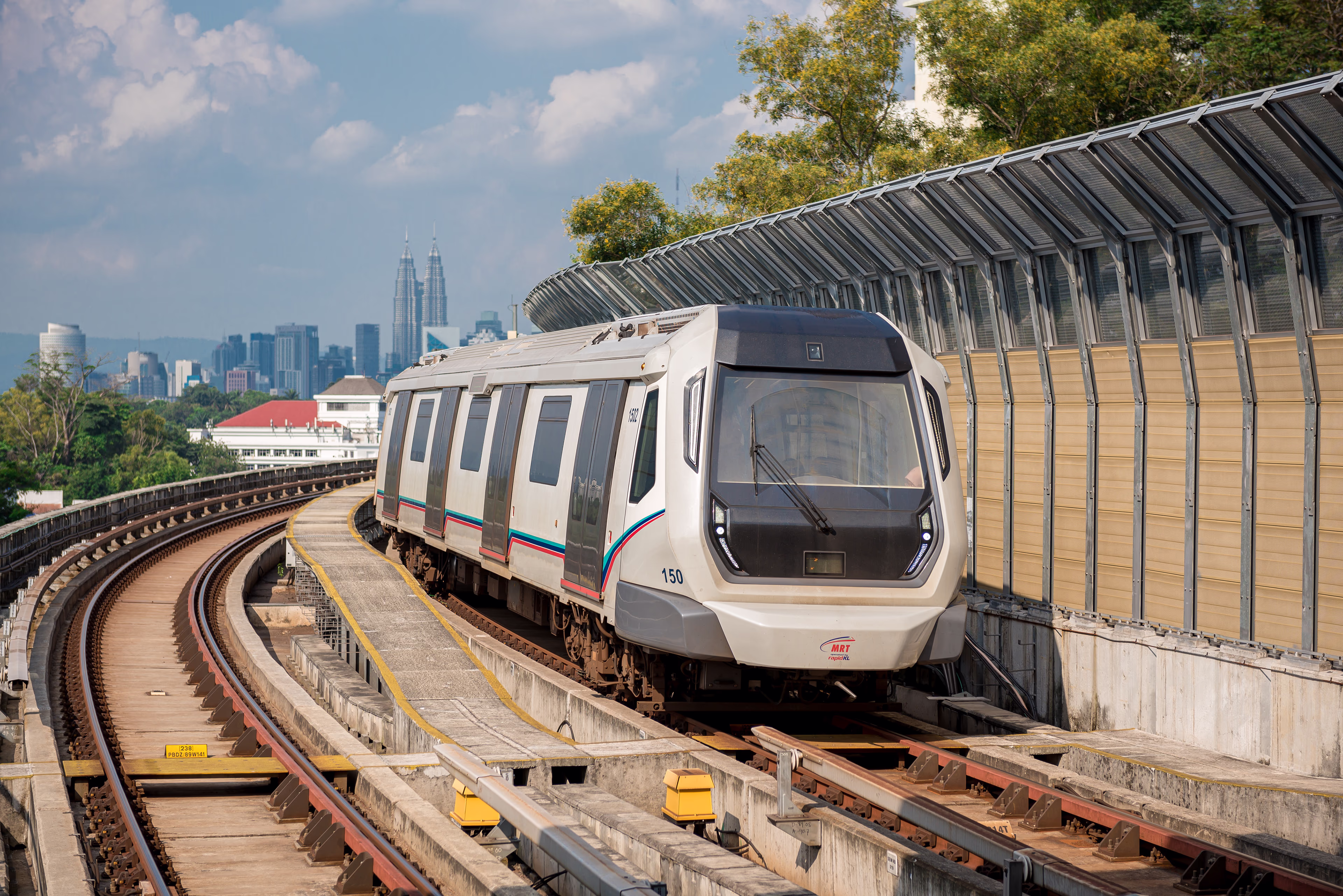 Metrozug Klang Valley fährt vor der Skyline von Bangkok Metrozug Klang Valley