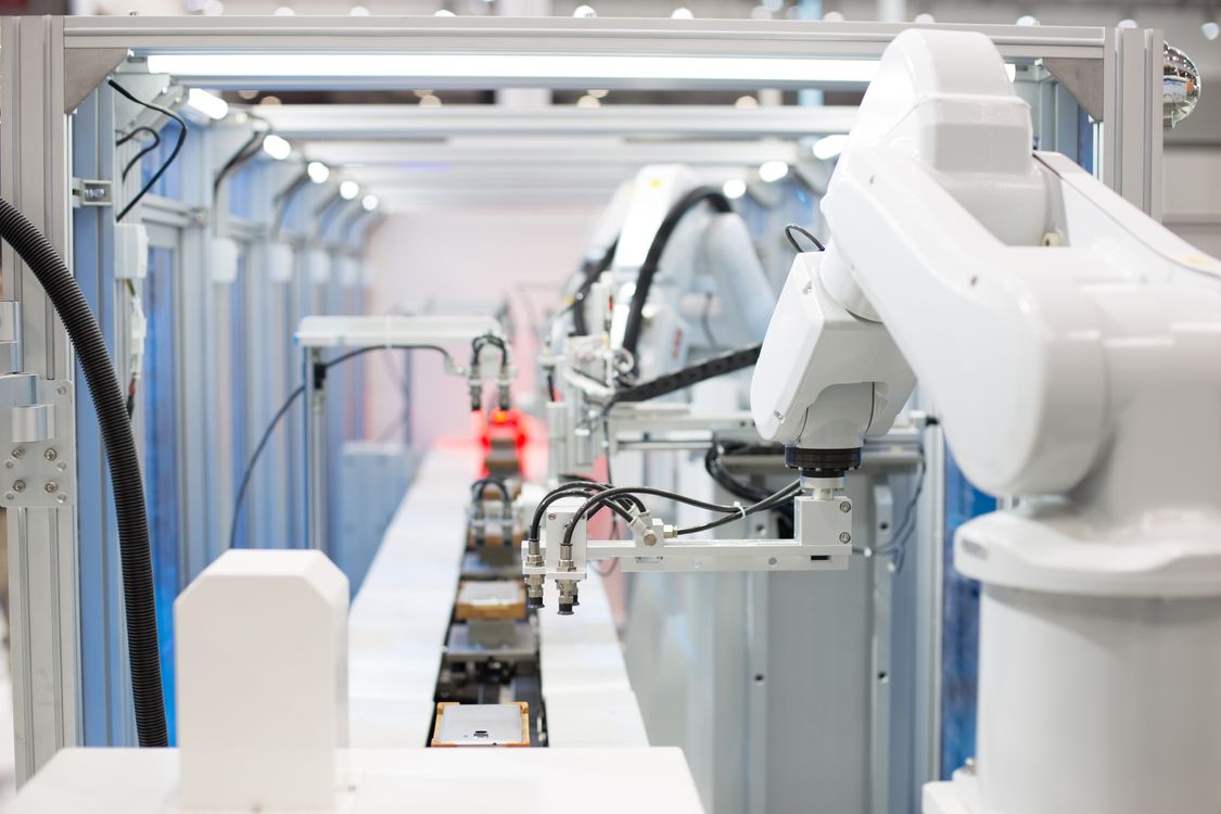 industrirobotar i produktionslinje på en fabrik