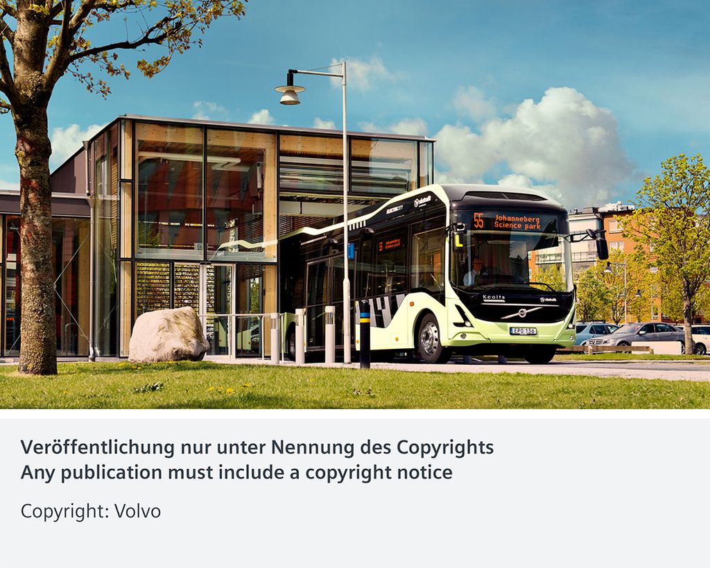 Im Bild: Der vollelektrische Bus verlässt die Station im Gebäude des Campus Johanneberg des Chalmers Forschungsparks.