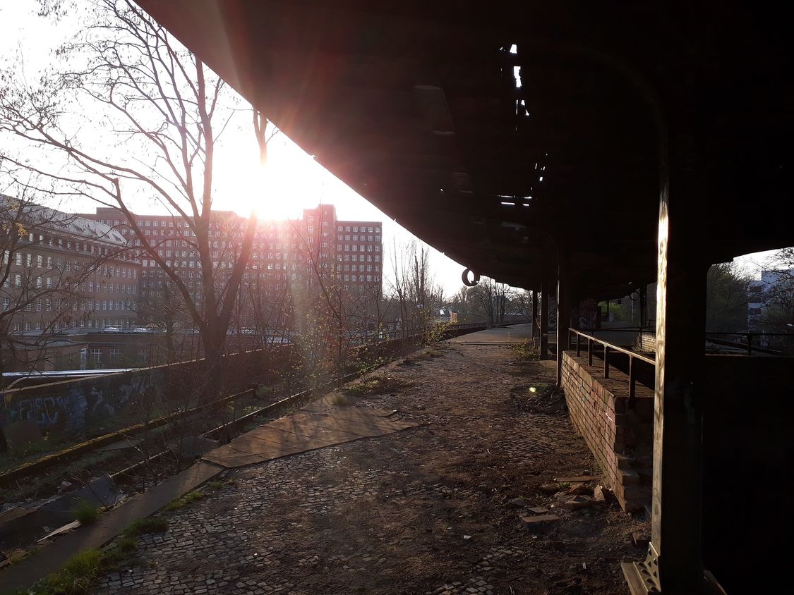 Dem Verfall preisgegeben – der Bahnhof Siemensstadt mit dem Schaltwerk im Hintergrund, 2019